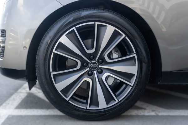 22” OEM Range Rover Vogue 2025 Wheels with Pirelli tyres